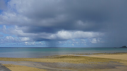 夏景色、通り雨。海にポツンと雨柱