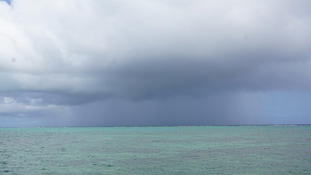 雨雲登場、沖縄海風景