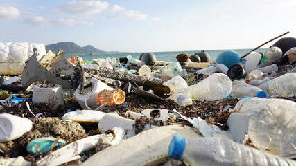 海洋プラステックゴミがビーチに漂着