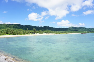 堤防からみるビーチと沖縄の海
