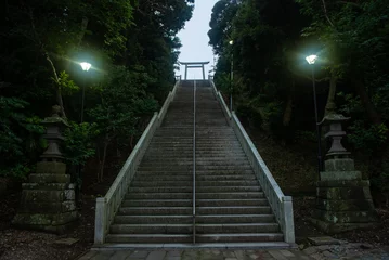 Zelfklevend Fotobehang 大洗磯前神社　鳥居と石階段 © nikomani