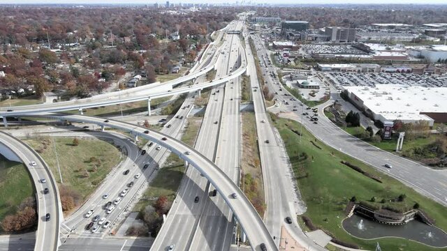 Nice slow reveal of the city at the crossroad intersection between I-64 and I-170 in St. Louis, MO