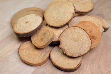 Holz in Scheiben gesägt zur Dekoration