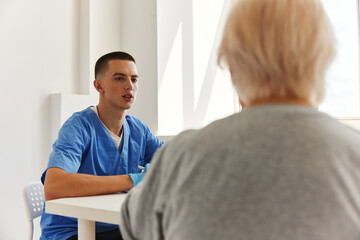 Obraz premium elderly woman talking to the doctor health and medicine