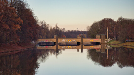 Blick von der Sachsenbrücke in Richtung Klingerbrücke in Leipzig, Sachsen, Deutschland, Herbst,...