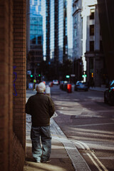 Obraz premium person looks up at the buildings on the street