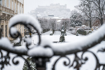 Obraz premium snow in the city of salzburg schloss mirabell fortress festung hohensalzburg