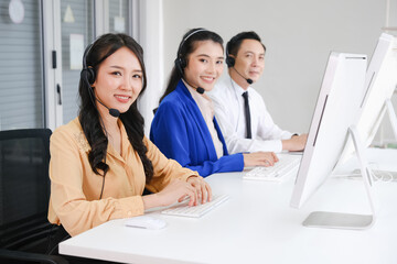 Obraz premium team call center operator with headset in office