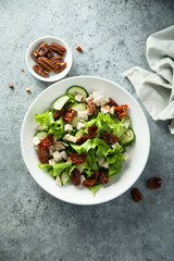 Green salad with chicken, pecan and sun dried tomatoes	