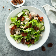 Green salad with chicken, pecan and sun dried tomatoes	