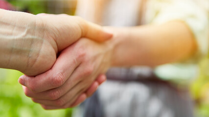 Handshake when shaking hands as a climate protection concept