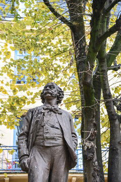 Gustave Flaubert auteur ecrivain statue Rouen France Normandie