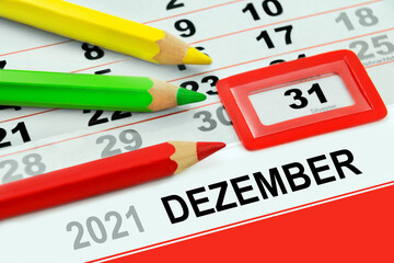 Deutscher Kalender 31. Dezember 2021 und 3 Stifte rot grün gelb