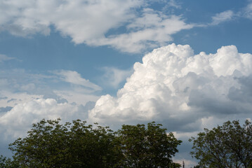Obraz premium Huge white rain shower clouds over the sky