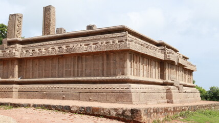 Fototapeta premium The temple is believed to date back to the Vijayanagara period. Beautiful sculptures can be seen on the walls of this temple. Its one side wall sculpture. This unfinished temple. Exterior appearance