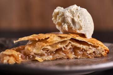 Crusty apple pie with vanilla icecream