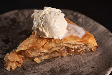 Crusty apple pie with vanilla icecream