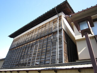 空と木造家屋と街灯