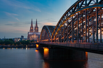 Kölner Dom mit Hohenzollernbrücke zum Sonnenuntergang