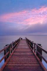 Bootssteg am Meer zum Sonnenuntergang