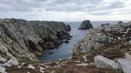 Fototapeta na wymiar La marche entre mer et falaise en Bretagne