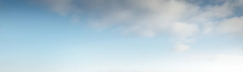 Fototapeten Zierwolken. Dramatischer Himmel. Epische Sturmwolkenlandschaft. Sanftes Sonnenlicht. Panoramabild, Textur, Hintergrund, grafische Ressourcen, Design, Kopienraum. Meteorologie, Himmel, Hoffnung, Friedenskonzept © Aastels