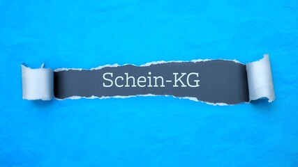 Schein-KG (Scheingesellschaft). Papierausriss mit einer Nachricht. Blaues Papier mit Text auf...