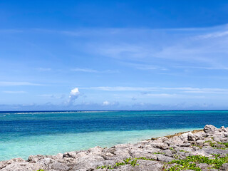 綺麗な空と海辺の風景