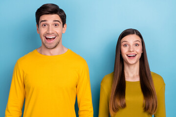 Photo of excited amazed funky couple people wow reaction wear yellow casual outfit isolated blue color background