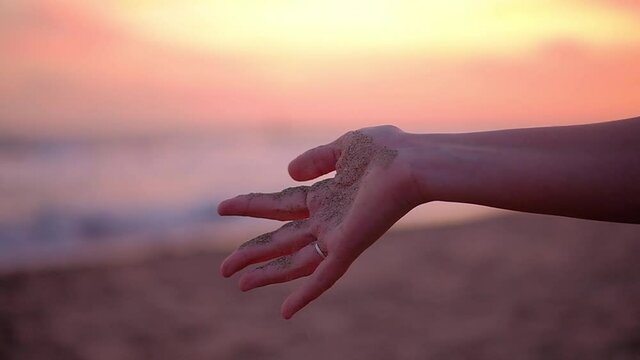 Arena desliz&aacute;ndose por tus manos al atardecer en la playa de Altafulla