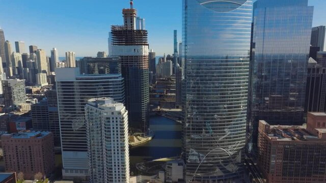 Aerial 4k Shot of Downtown Chicago Skyscrapers-Chicago River-Skyscraper Construction