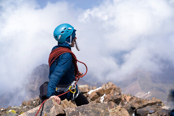 Obraz premium Girl is climbing the summit of the mountain.