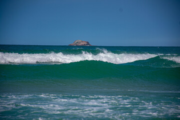 Fototapeta na wymiar vista da ilha no fundo do mar com ondas