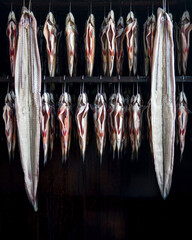 Frischer Fisch aufgehängt zum Räuchern in einer Räucherkammer