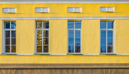 Obraz premium The facade of the building is made of stone with long windows.