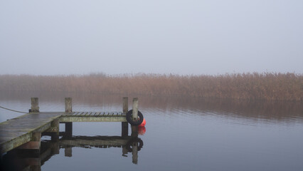 Bootssteg im Nebel