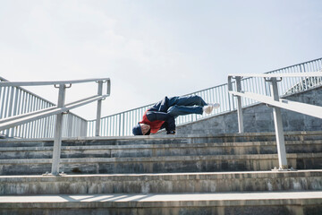 Naklejka premium young trendy culture, male person hip hop pose outdoors in the street