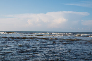im Meer - Wellen und Wolken