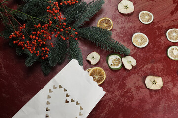 Fra poco è Natale. Decoriamo la casa con rami di pino e frutta secca