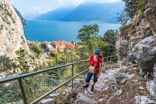 Frau wandert auf den Montecastello