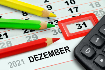 Deutscher Kalender 31. Dezember 2021 Rechner und und Symbolik mit 3 Stiften rot grün gelb