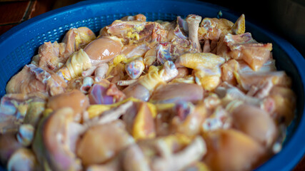 cocinando pollo, limpian pollo para hacer una rica sopa, raw chicken, chicken, pollo, pollo crudo