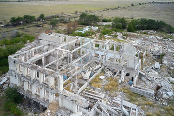 Obraz premium A destroyed building of Soviet heritage with piles of construction debris. Shooting from a drone.