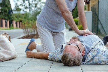 First aid to an accident victim lying on the street
