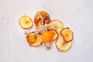 Getrocknete Apfelringe mit dekorativer Schnur