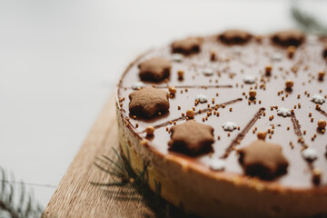 christmas salty caramel cheesecake with tiny gingerbread stars 