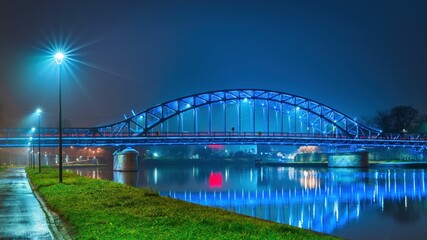 Most Józefa Piłsudskiego w Krakowie po remoncie i po zmroku