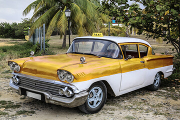 Schöner Oldtimer am Strand von Kuba (Karibik)