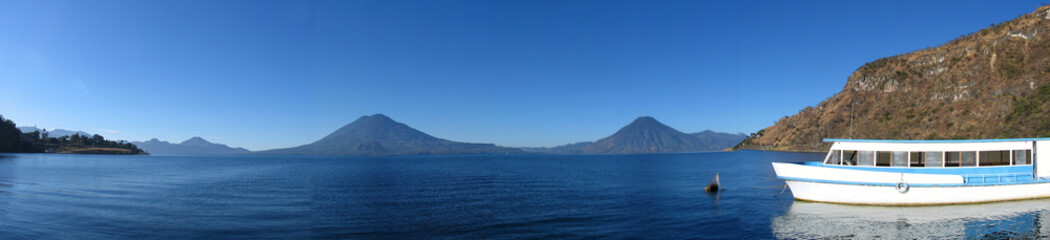 Panorama des Atitlánsees in Guatemala