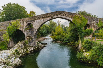 Fototapeta na wymiar View of the Roman bridge of Cangas de Onis in Asturias 